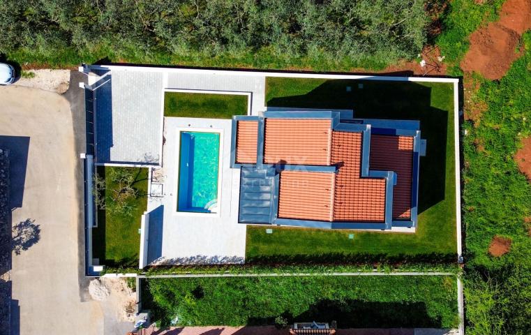 ISTRIA, POREČ - Modern house with a swimming pool on the edge of the village with a sea view