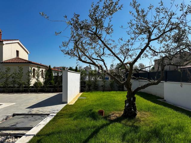 ISTRIA, POREČ - Modern house with a swimming pool on the edge of the village with a sea view