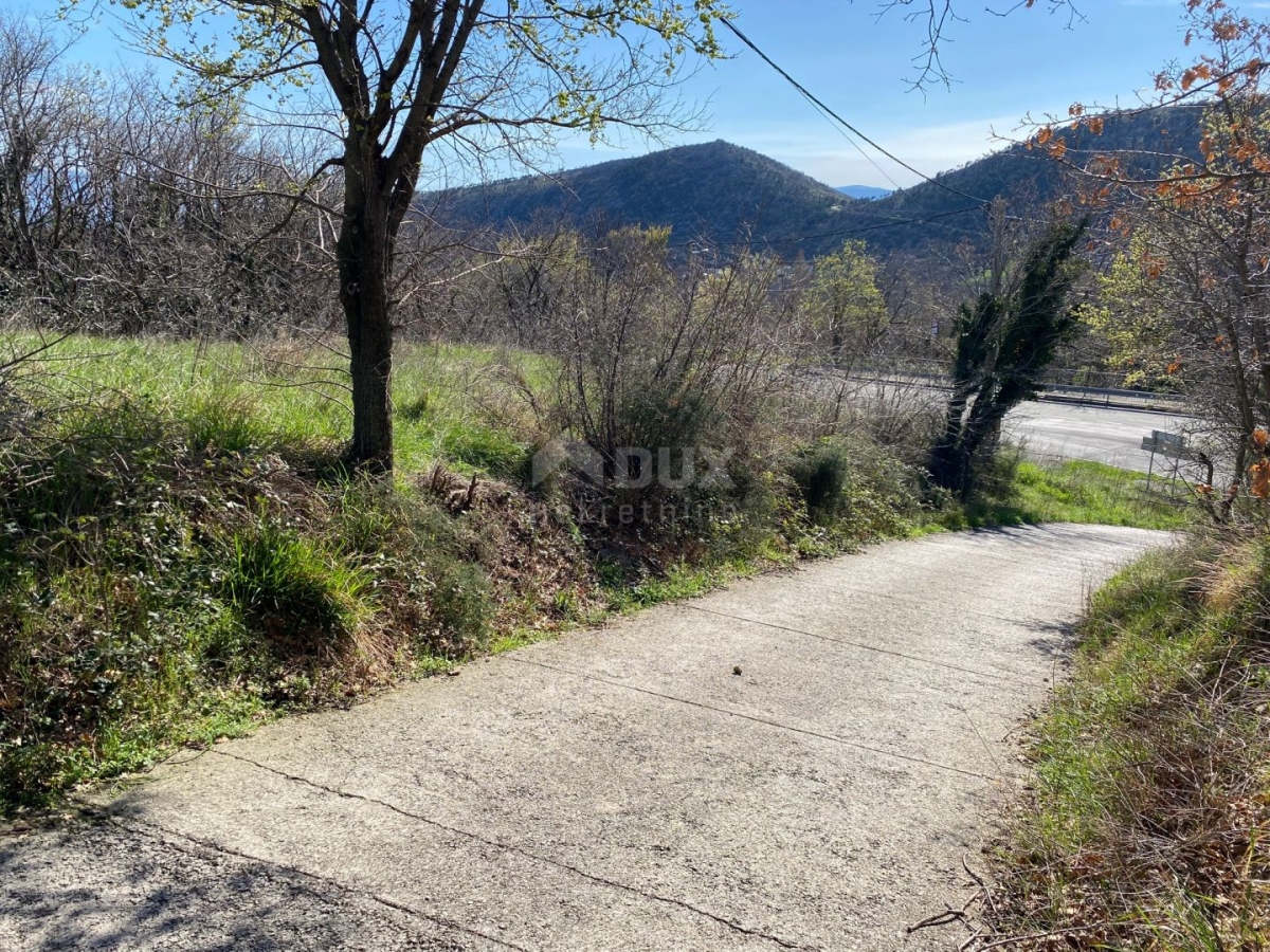 CRIKVENICA, BRIBIR - građevinsko zemljište 676 m2 uz asfaltiranu cestu za stambenu zgradu - stanove 