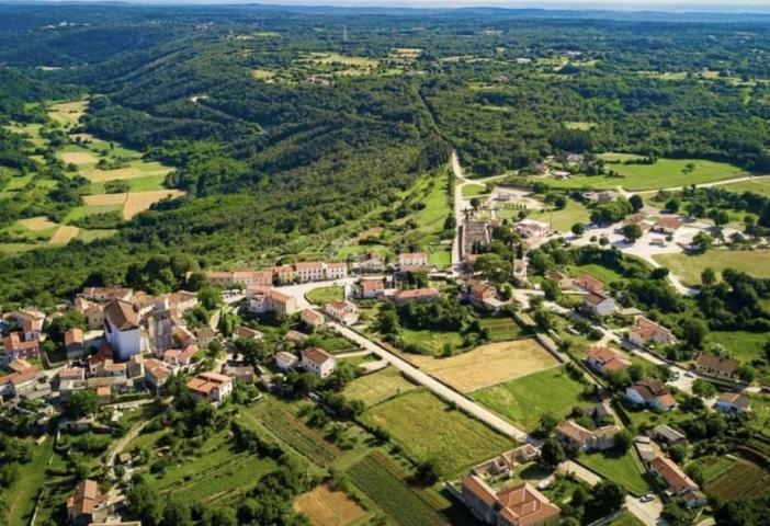 ISTRIA, TINJAN - Building plot surrounded by greenery!