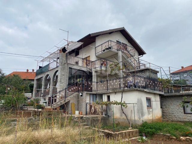 RIJEKA, SRDOČI, GRBCI - Einfamilienhaus mit 4 Wohnungen + Nebengebäude + Garten! GELEGENHEIT!