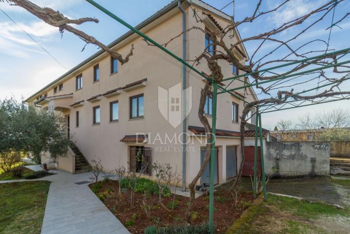 POREČ Property with two houses, swimming pool and building land