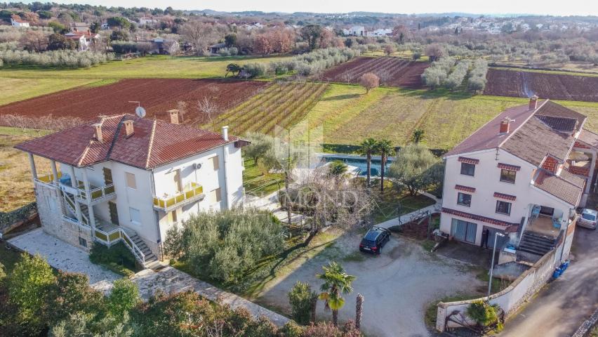 POREČ Grundstück mit zwei Häusern, Schwimmbad und Bauland