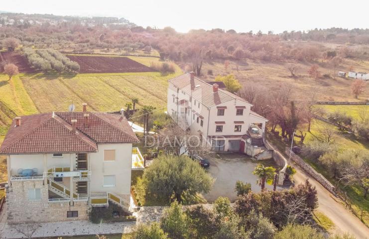 POREČ Grundstück mit zwei Häusern, Schwimmbad und Bauland