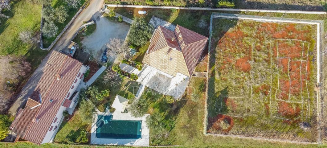 POREČ Property with two houses, swimming pool and building land