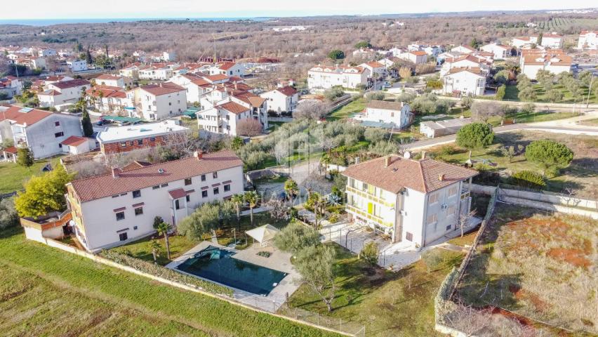 POREČ Grundstück mit zwei Häusern, Schwimmbad und Bauland