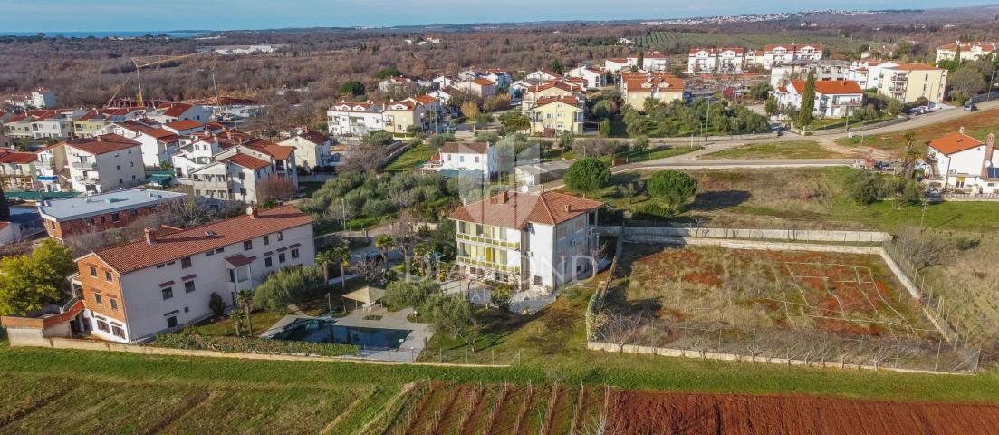 POREČ Property with two houses, swimming pool and building land