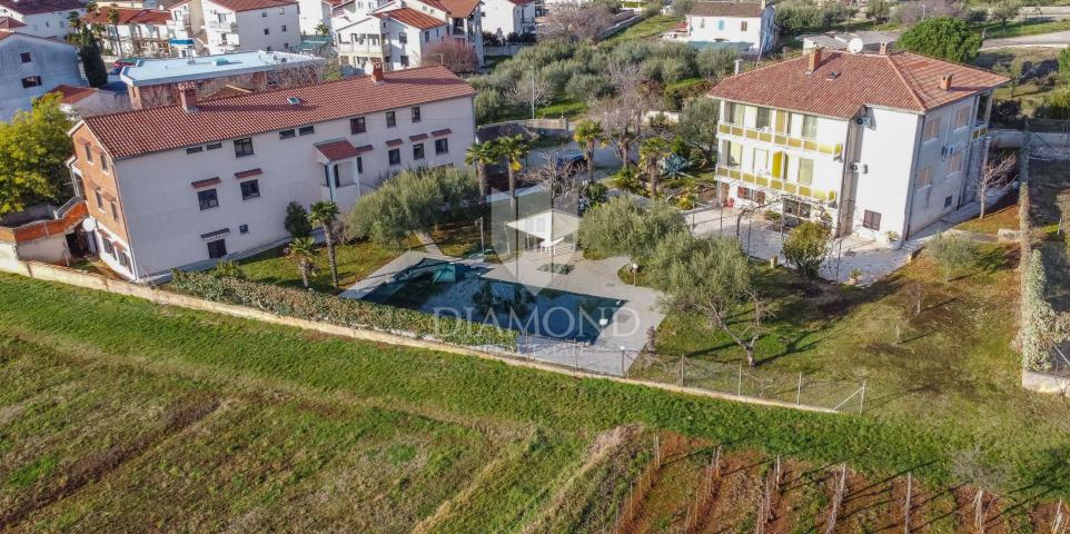 POREČ Property with two houses, swimming pool and building land