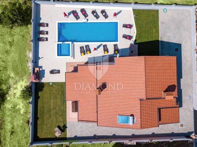 Pula, spacious villa with pool and jacuzzi