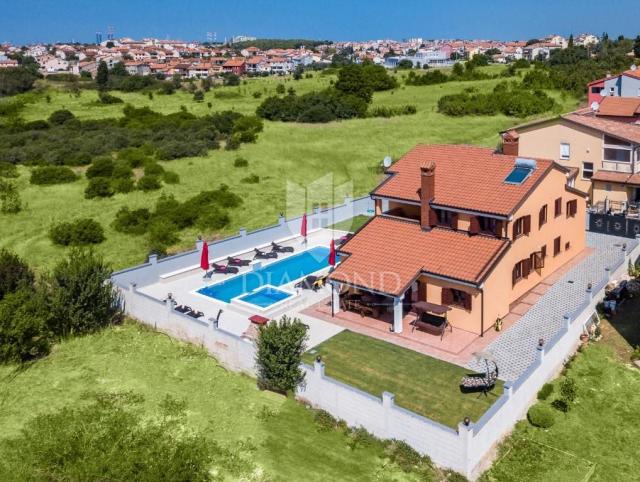 Pula, spacious villa with pool and jacuzzi