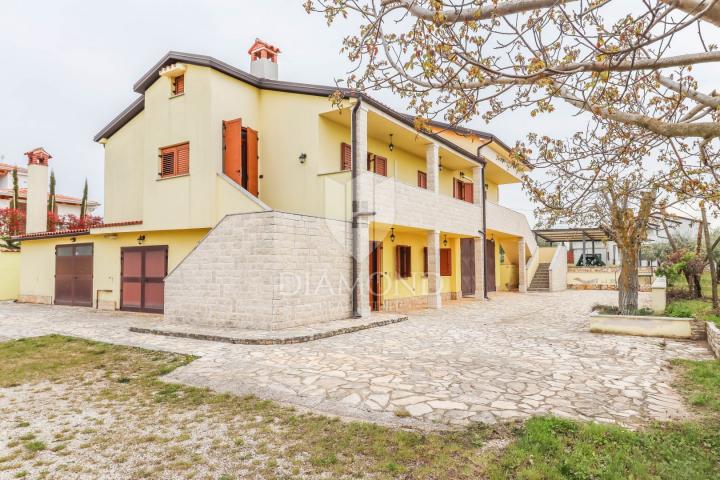 Porepč, surroundings of houses with large garden and sea view