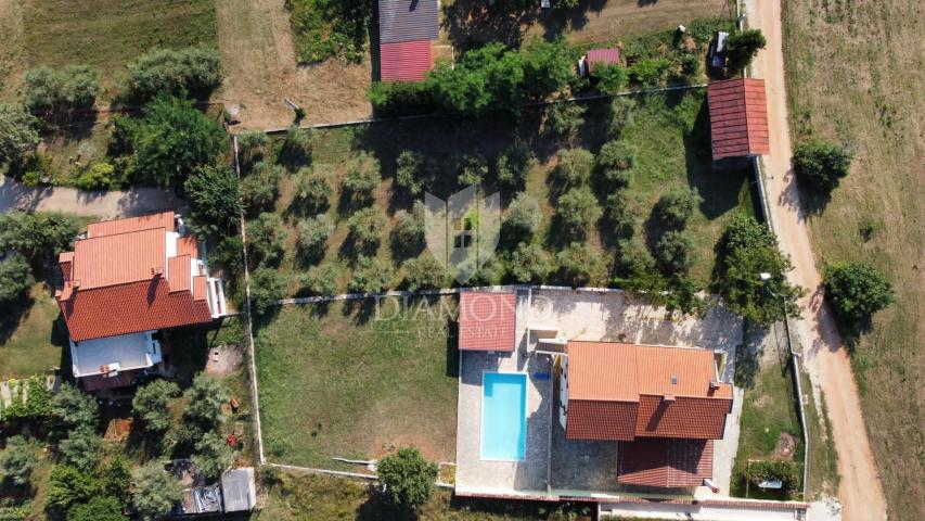 Porepč, Umgebung von Häusern mit großem Garten und Meerblick