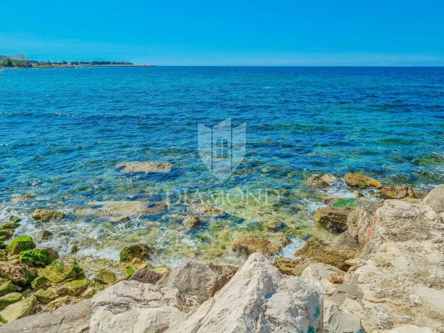 Umag, Istarska kuća sa poslovnim prostorom 1. red do mora!