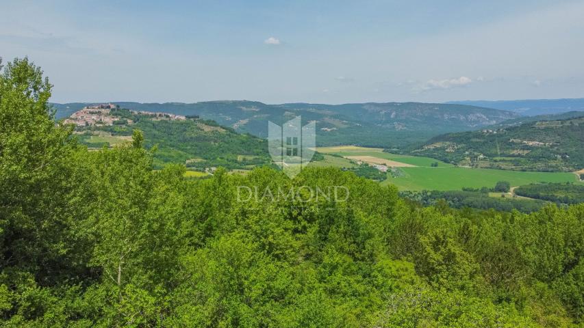 Motovun, okolica! Kompleks građevina sa prekrasnim pogledom!