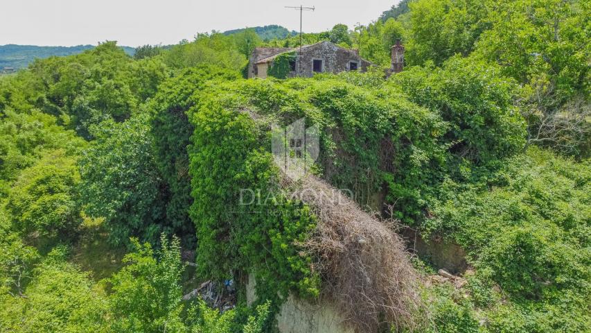 Motovun, okolica! Kompleks građevina sa prekrasnim pogledom!