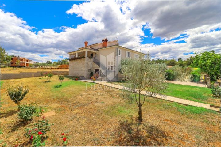 Vrsar, surroundings, family house with a spacious garden