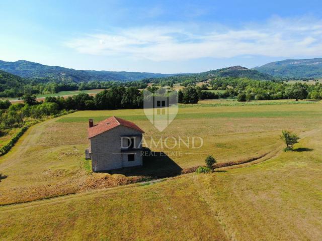 Boljun, a house in a beautiful location with an open view