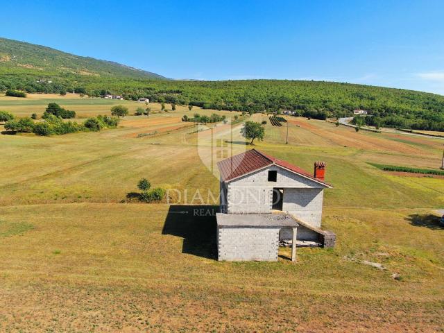 Boljun, a house in a beautiful location with an open view