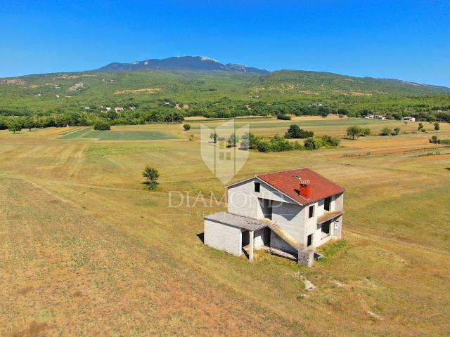 Boljun, a house in a beautiful location with an open view