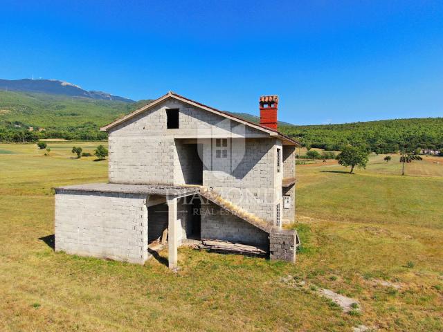 Boljun, a house in a beautiful location with an open view