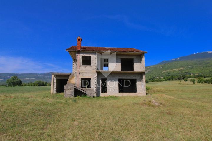 Boljun, a house in a beautiful location with an open view