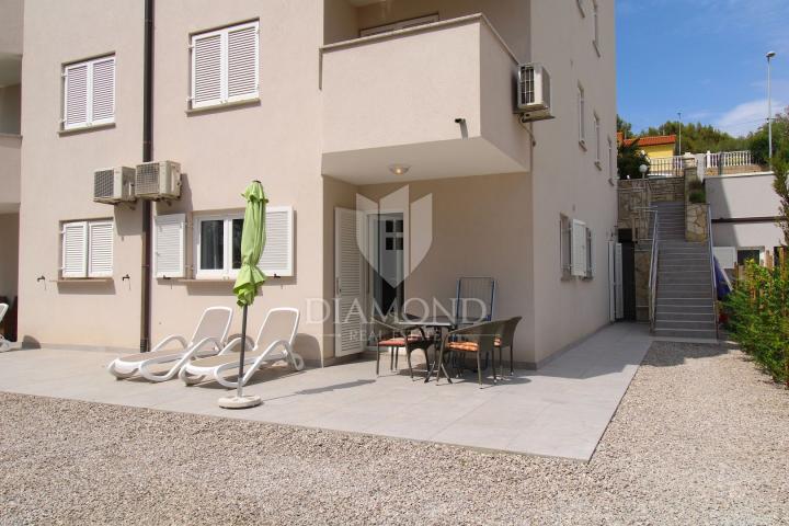 Rabac, schöne Erdgeschosswohnung mit Garten, Meerblick