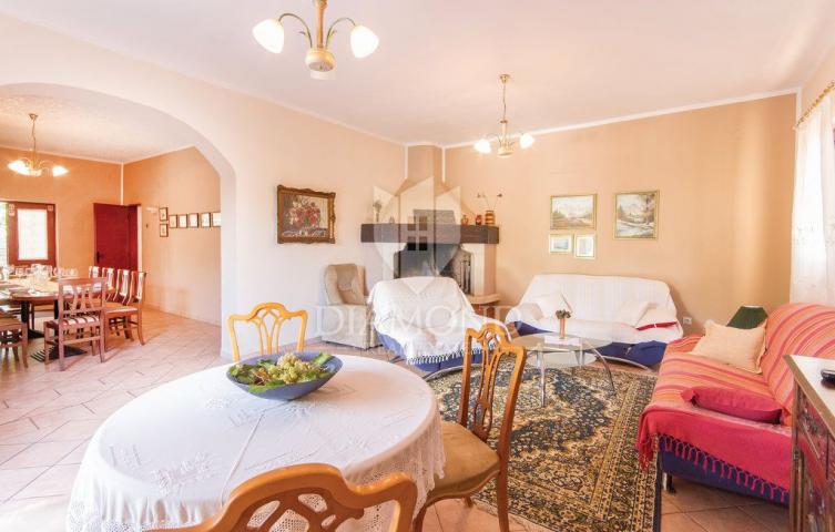 Poreč, surroundings, house with a swimming pool and a large garden!