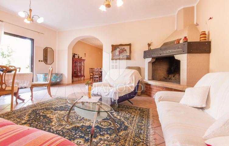 Poreč, surroundings, house with a swimming pool and a large garden!