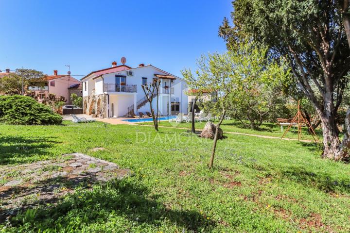 Poreč, surroundings, house with a swimming pool and a large garden!