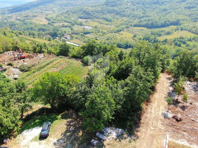 Pićan, Baugrundstück am Dorfrand mit freiem Blick