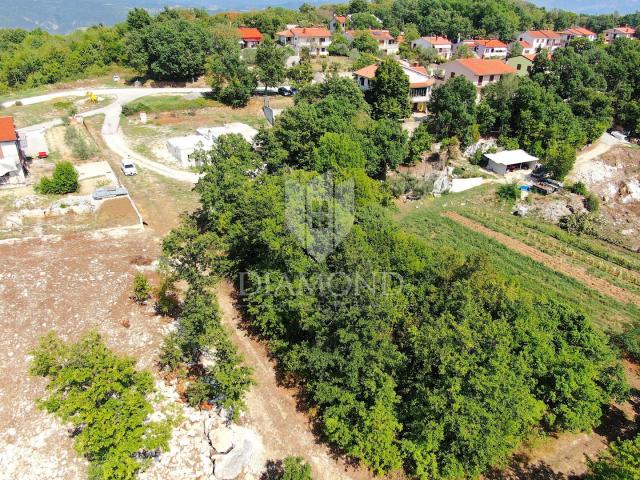 Pićan, Baugrundstück am Dorfrand mit freiem Blick