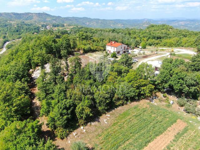 Pićan, Baugrundstück am Dorfrand mit freiem Blick