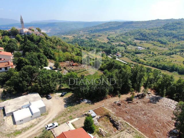 Pićan, Baugrundstück am Dorfrand mit freiem Blick