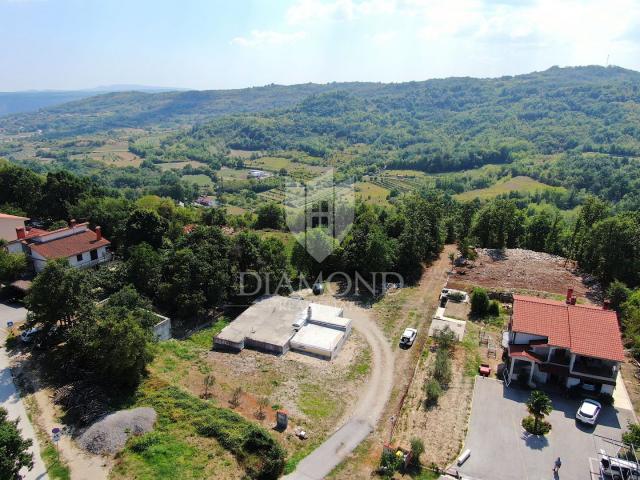 Pićan, Baugrundstück am Dorfrand mit freiem Blick