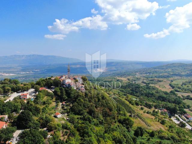 Pićan, Baugrundstück am Dorfrand mit freiem Blick