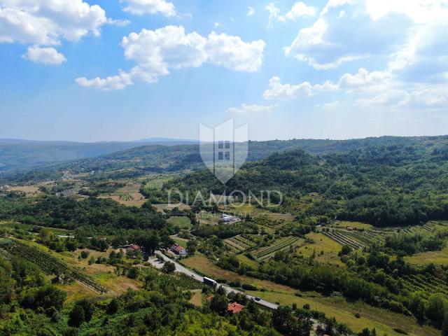 Pićan, Baugrundstück am Dorfrand mit freiem Blick