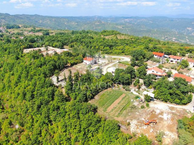 Pićan, Baugrundstück am Dorfrand mit freiem Blick