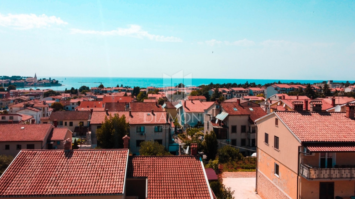 Poreč, PENTHOUSE sa terasom i pogledom na more u centru grada!