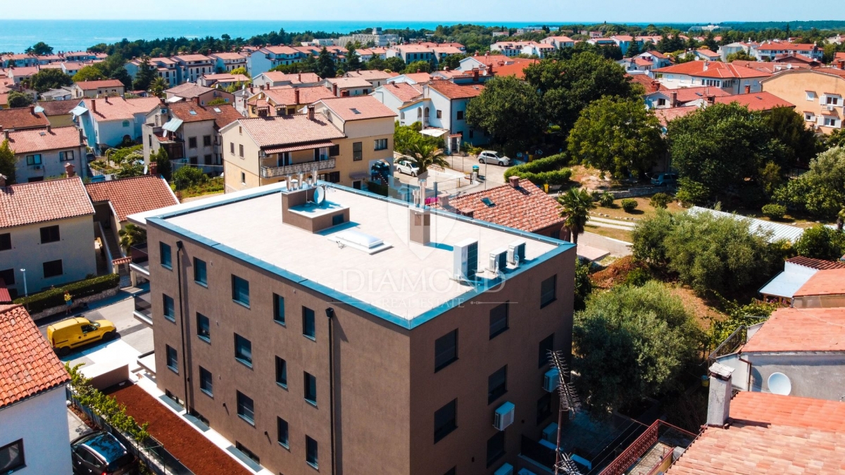 Poreč, PENTHOUSE sa terasom i pogledom na more u centru grada!