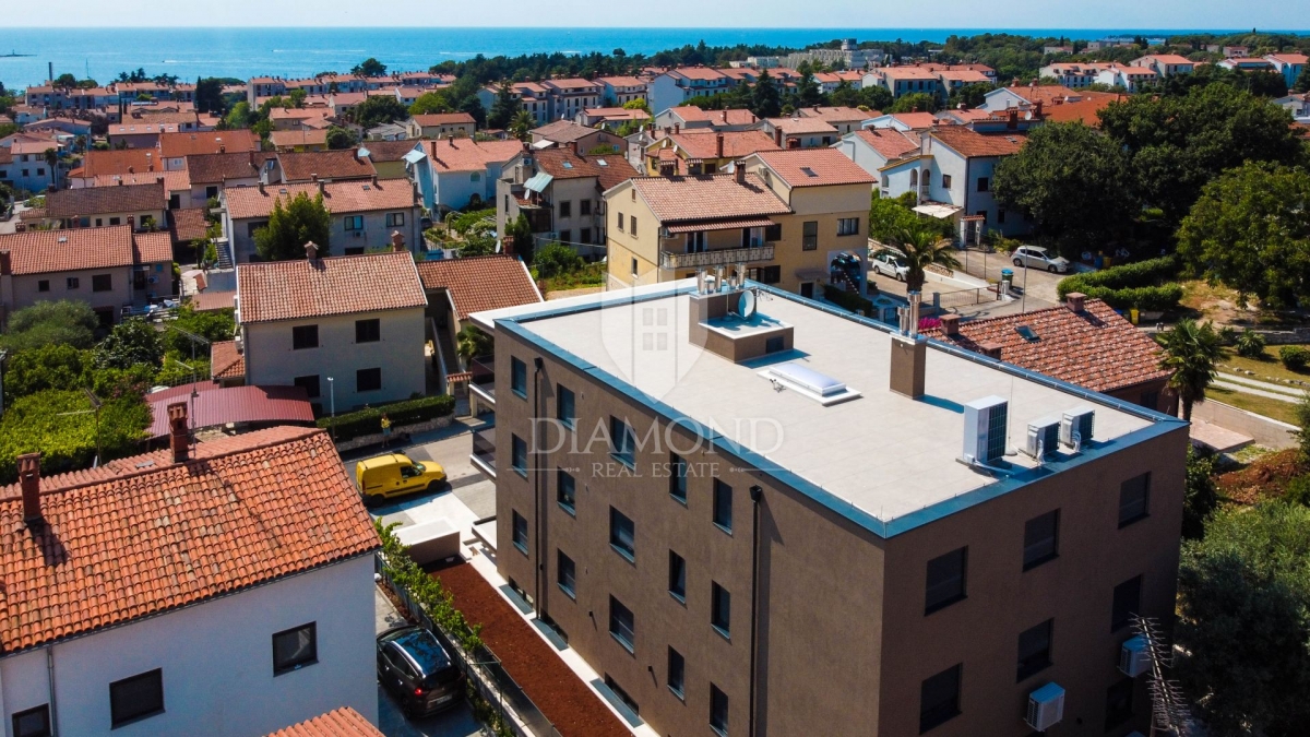 Poreč, PENTHOUSE sa terasom i pogledom na more u centru grada!