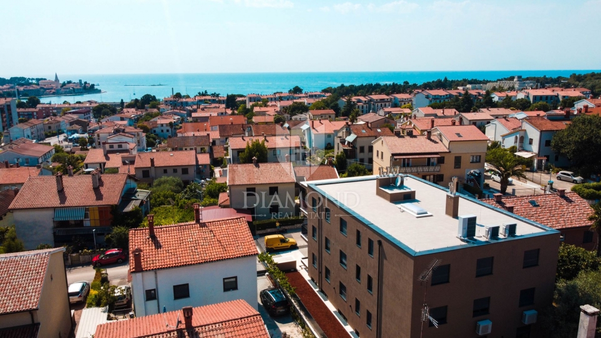 Poreč, PENTHOUSE sa terasom i pogledom na more u centru grada!