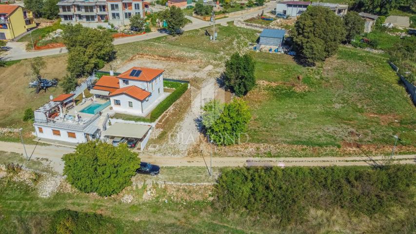 Novigrad, okolica! Kuća sa bazenom i dva zemljišta sa projektima!