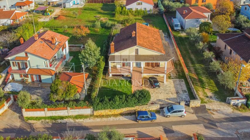 Umag, Umgebung! Mehrfamilienhaus mit schönem Garten!