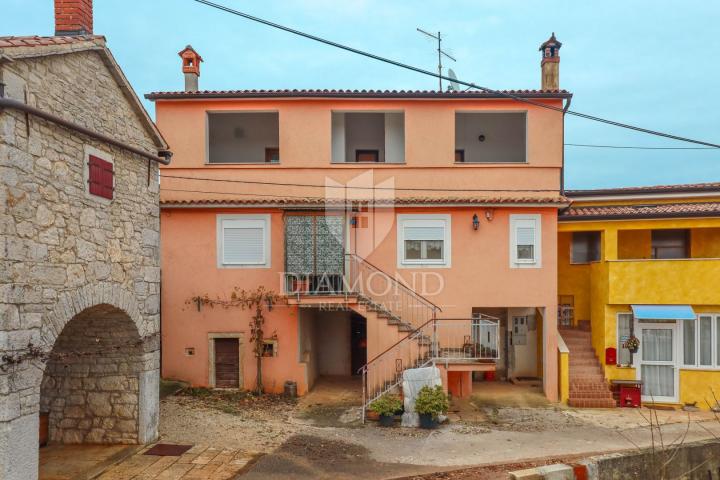 Poreč, surroundings, house with a spacious building plot!