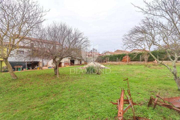 Poreč, surroundings, house with a spacious building plot!