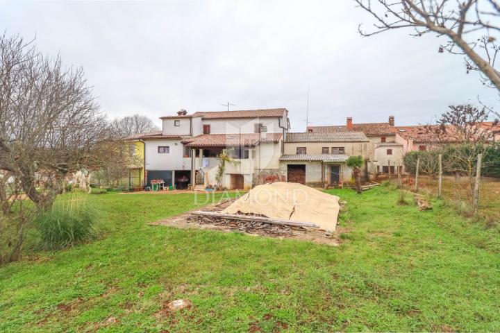 Poreč, surroundings, house with a spacious building plot!