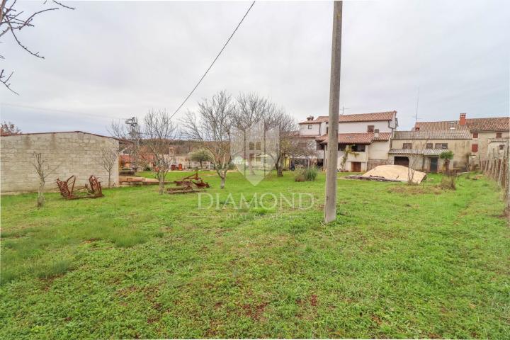 Poreč, surroundings, house with a spacious building plot!