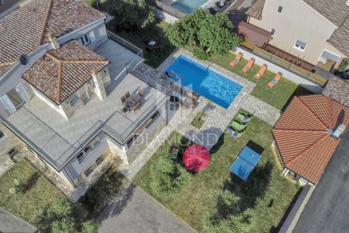 Pula, surroundings, holiday house with three apartments