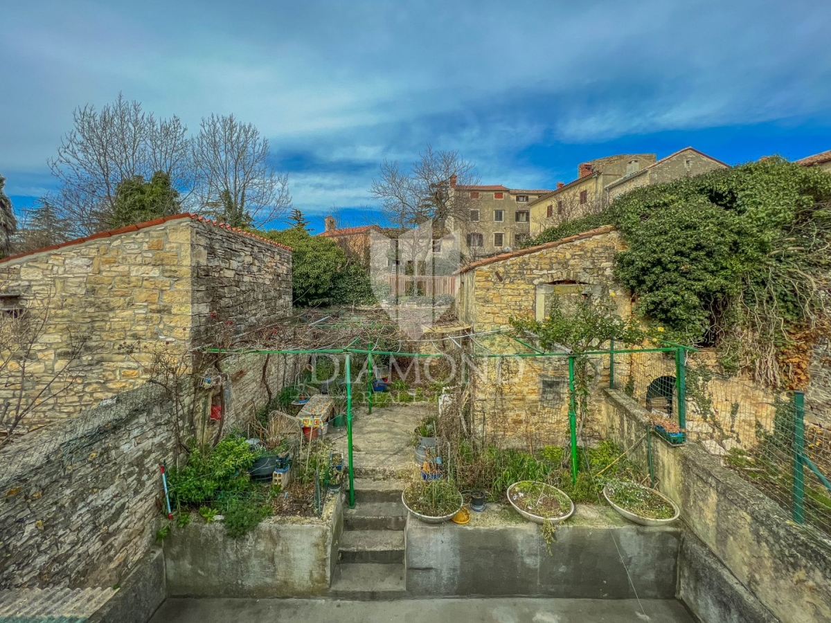 Buje, ein Haus mit einem Garten in der Mitte