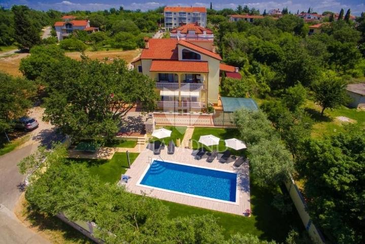 Umag, Umgebung! Mehrfamilienhaus mit Pool!